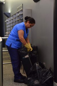 mujer sacando basura