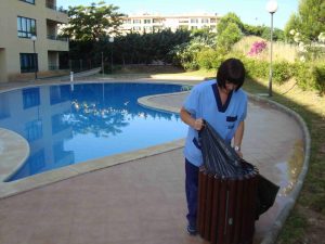 mujer limpiando el exterior de un hotel