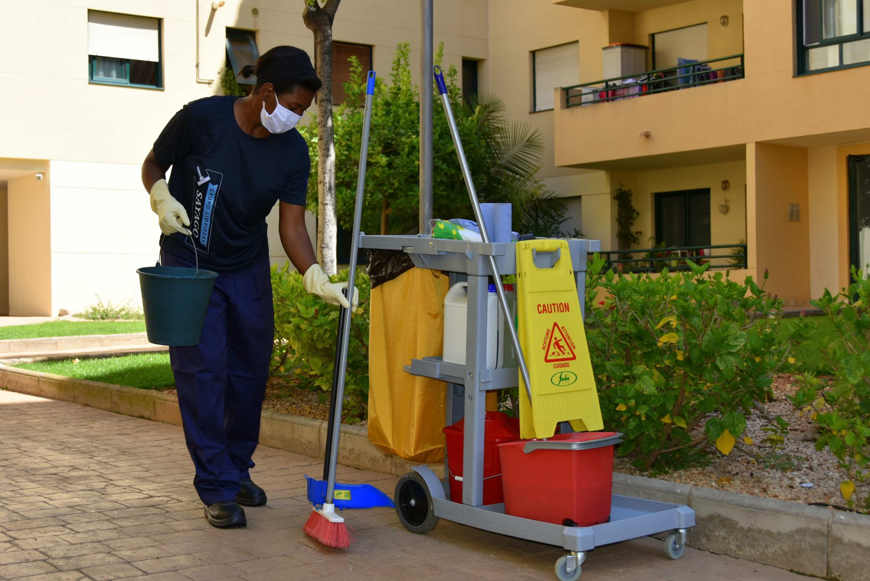 personal de limpieza desinfectando y limpiando