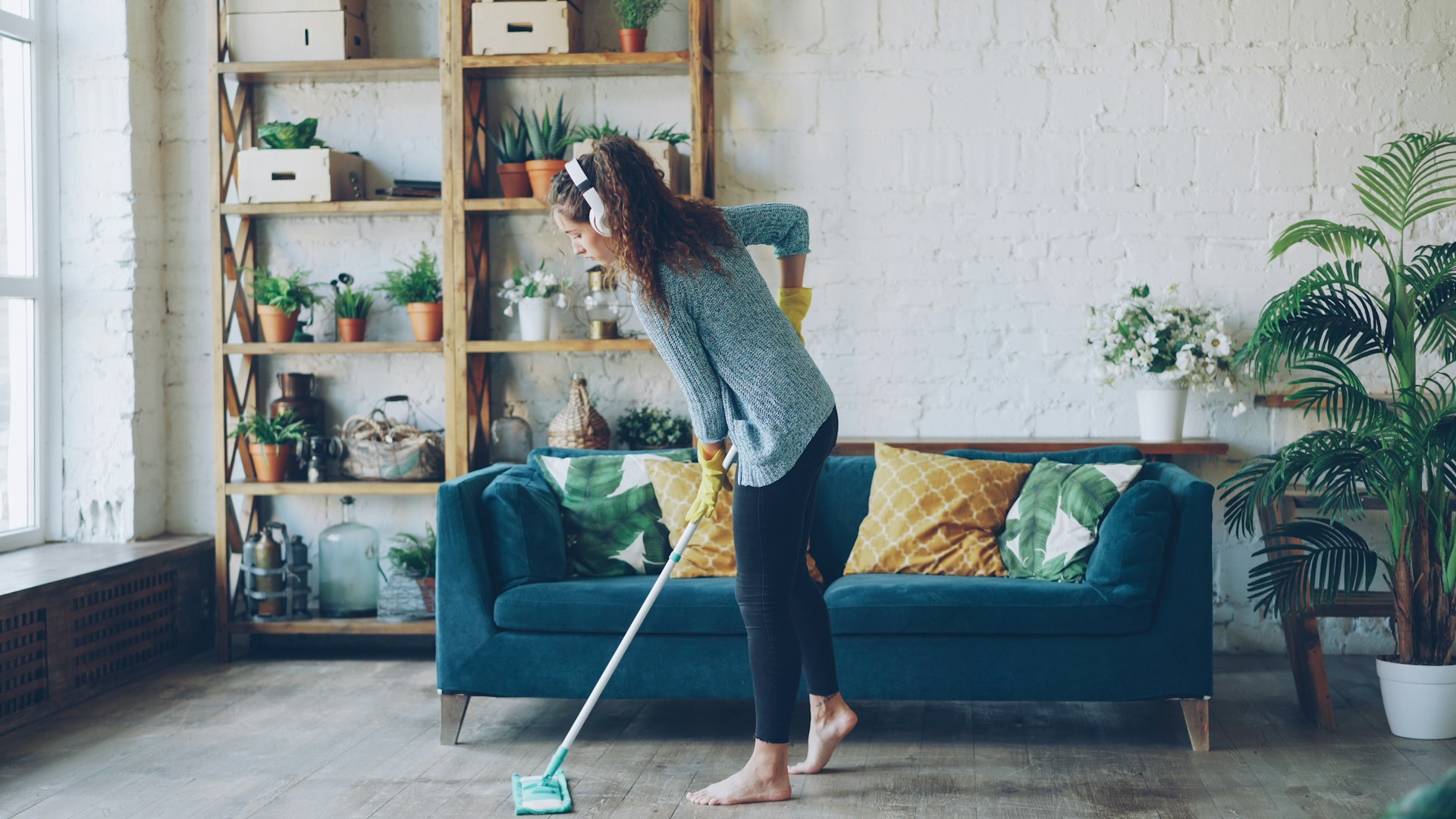 limpieza-de-casa mujer limpiando sala de estar de su casa