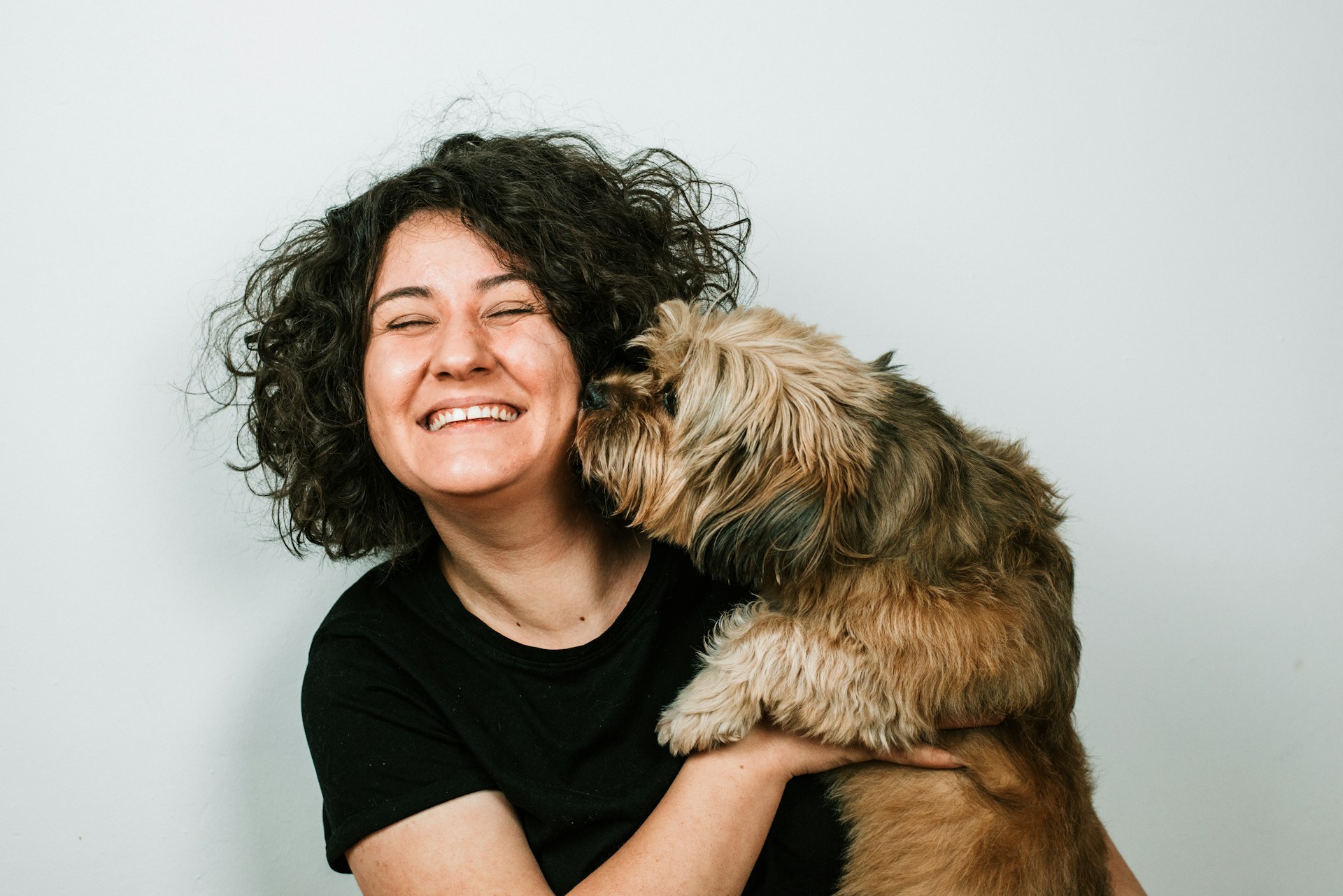 pelos-de-perro mujer con su perro